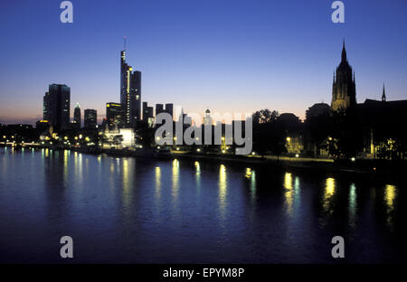 DEU, Deutschland, Hessen, Frankfurt am Main, Blick über den Main zu den Hochhäusern der financial District und der Kaiserdom Dom Stockfoto