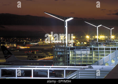 DEU, Deutschland, Hessen, Frankfurt, Flughafen Frankfurt, Landebahn und Toren vor dem Terminal 2.  DEU, Deutschland, Hessen, Frank Stockfoto