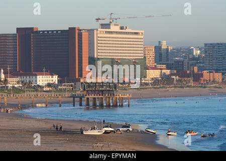 Südafrika, Durban. Oceanside Blick auf Durban Skyline, Strand und Hafen. Stockfoto