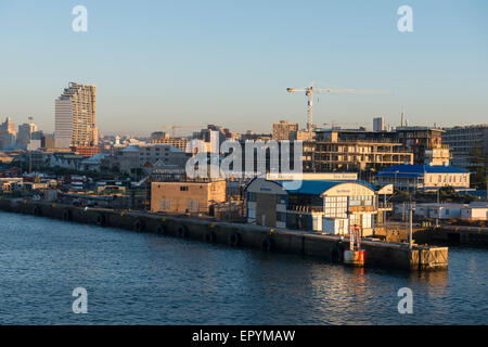 Südafrika, Durban. Oceanside Blick auf Skyline und Hafen Durban. Stockfoto