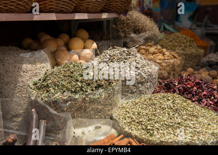 Vereinigte Arabische Emirate, Dubai, Deira Viertel, Gewürz-Souk. Taschen von getrockneten Kräutern und Gewürzen zu verkaufen. Stockfoto