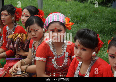 Bangladeshi indigene Völker mit dem traditionellen Kleid und Ornamente, wie sie die Welt Ureinwohner Tag feiern. Stockfoto