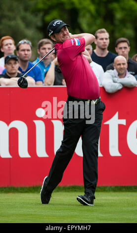 Wentworth, UK. 23. Mai 2015. BMW PGA Golf Championship. Runde 3. Marc Warren [SCO] 12. Abschlag bei der Endrunde der 2015 BMW PGA Championship von The West Course Wentworth Golf Club Credit: Action Plus Sport/Alamy Live News Stockfoto