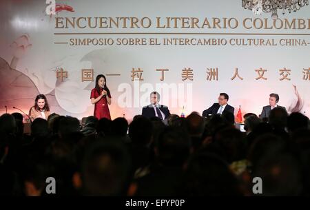 Bogota, Kolumbien. 22. Mai 2015. Der chinesische Ministerpräsident Li Keqiang (2. R) und kolumbianische Präsident Juan Manuel Santos (1. R) ein Symposium zum Thema China und Lateinamerika Kulturaustausch in Bogota, Kolumbien, 22. Mai 2015 zu besuchen. © Ding Lin/Xinhua/Alamy Live-Nachrichten Stockfoto