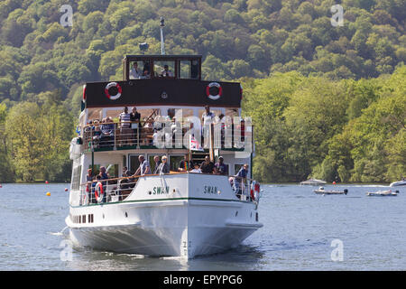 Lake Windermere, Cumbria, UK. 23. Mai 2015. Auf & rund um Lake Windermere klaren blauen Himmel & Sonne für Bank Holiday bringt Wochenende die Touristen in Kraft. Der Passagierdampfer der Schwan (Baujahr 1938) in Bowness Pier Credit: Gordon Shoosmith/Alamy Live News Stockfoto
