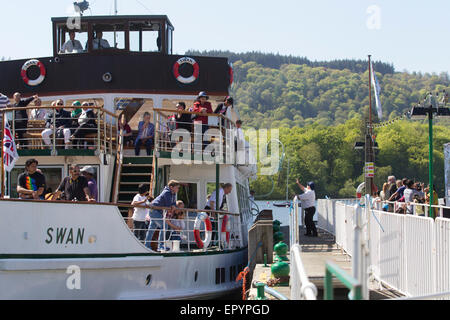 Lake Windermere, Cumbria, UK. 23. Mai 2015. Auf & rund um Lake Windermere klaren blauen Himmel & Sonne für Bank Holiday bringt Wochenende die Touristen in Kraft. Der Passagierdampfer der Schwan (Baujahr 1938) in Bowness Pier Credit: Gordon Shoosmith/Alamy Live News Stockfoto