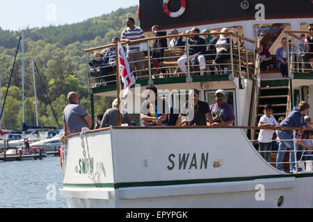 Lake Windermere, Cumbria, UK. 23. Mai 2015. Auf & rund um Lake Windermere klaren blauen Himmel & Sonne für Bank Holiday bringt Wochenende die Touristen in Kraft. Der Passagierdampfer der Schwan (Baujahr 1938) in Bowness Pier Credit: Gordon Shoosmith/Alamy Live News Stockfoto