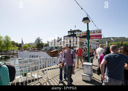 Lake Windermere, Cumbria, UK. 23. Mai 2015. Auf & rund um Lake Windermere klaren blauen Himmel & Sonne für Bank Holiday bringt Wochenende die Touristen in Kraft. Der Passagierdampfer der Schwan (Baujahr 1938) in Bowness Pier Credit: Gordon Shoosmith/Alamy Live News Stockfoto