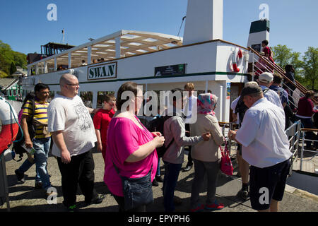Lake Windermere, Cumbria, UK. 23. Mai 2015. Auf & rund um Lake Windermere klaren blauen Himmel & Sonne für Bank Holiday bringt Wochenende die Touristen in Kraft. Der Passagierdampfer der Schwan (Baujahr 1938) in Bowness Pier Credit: Gordon Shoosmith/Alamy Live News Stockfoto