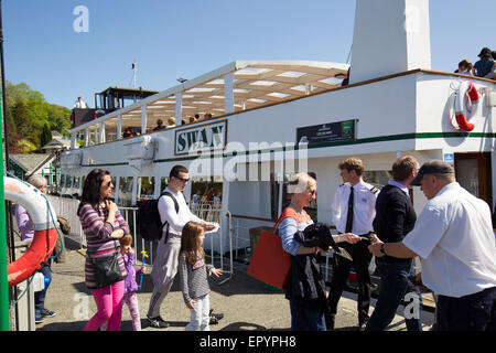 Lake Windermere, Cumbria, UK. 23. Mai 2015. Auf & rund um Lake Windermere klaren blauen Himmel & Sonne für Bank Holiday bringt Wochenende die Touristen in Kraft. Der Passagierdampfer der Schwan (Baujahr 1938) in Bowness Pier Credit: Gordon Shoosmith/Alamy Live News Stockfoto