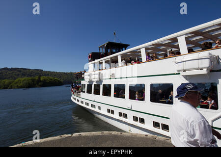 Lake Windermere, Cumbria, UK. 23. Mai 2015. Auf & rund um Lake Windermere klaren blauen Himmel & Sonne für Bank Holiday bringt Wochenende die Touristen in Kraft. Der Passagierdampfer der Schwan (Baujahr 1938) in Bowness Pier Credit: Gordon Shoosmith/Alamy Live News Stockfoto