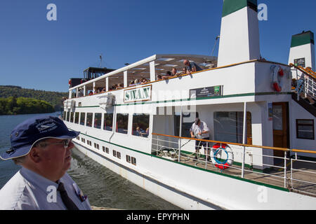 Lake Windermere, Cumbria, UK. 23. Mai 2015. Auf & rund um Lake Windermere klaren blauen Himmel & Sonne für Bank Holiday bringt Wochenende die Touristen in Kraft. Der Passagierdampfer der Schwan (Baujahr 1938) in Bowness Pier Credit: Gordon Shoosmith/Alamy Live News Stockfoto