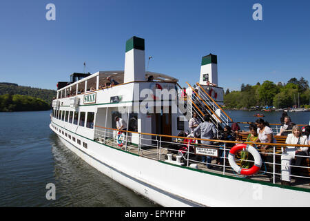 Lake Windermere, Cumbria, UK. 23. Mai 2015. Auf & rund um Lake Windermere klaren blauen Himmel & Sonne für Bank Holiday bringt Wochenende die Touristen in Kraft. Der Passagierdampfer der Schwan (Baujahr 1938) in Bowness Pier Credit: Gordon Shoosmith/Alamy Live News Stockfoto