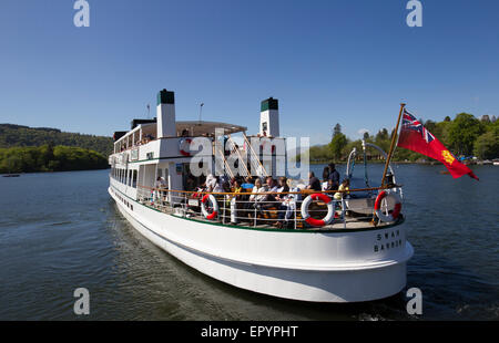 Lake Windermere, Cumbria, UK. 23. Mai 2015. Auf & rund um Lake Windermere klaren blauen Himmel & Sonne für Bank Holiday bringt Wochenende die Touristen in Kraft. Der Passagierdampfer der Schwan (Baujahr 1938) in Bowness Pier Credit: Gordon Shoosmith/Alamy Live News Stockfoto