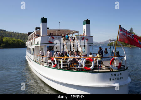 Lake Windermere, Cumbria, UK. 23. Mai 2015. Auf & rund um Lake Windermere klaren blauen Himmel & Sonne für Bank Holiday bringt Wochenende die Touristen in Kraft. Die Pkw-Steamere der Schwan (Baujahr 1938) in Bowness Pier Credit: Gordon Shoosmith/Alamy Live News Stockfoto