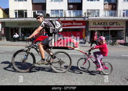 Lake Windermere, Cumbria, UK. 23. Mai 2015. Auf & rund um Lake Windermere klaren blauen Himmel & Sonne Bank Holiday Wochenende bringt die Touristen in Gewalt Vater & Tochter genießen Radtour durch Dorf Credit: Gordon Shoosmith/Alamy Live News Stockfoto