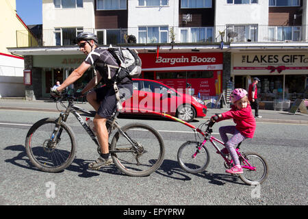 Lake Windermere, Cumbria, UK. 23. Mai 2015. Auf & rund um Lake Windermere klaren blauen Himmel & Sonne Bank Holiday Wochenende bringt die Touristen in Gewalt Vater & Tochter genießen Radtour durch Dorf Credit: Gordon Shoosmith/Alamy Live News Stockfoto