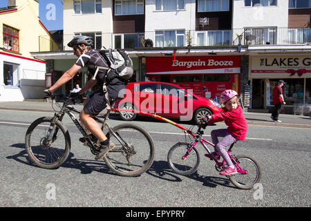 Lake Windermere, Cumbria, UK. 23. Mai 2015. Auf & rund um Lake Windermere klaren blauen Himmel & Sonne Bank Holiday Wochenende bringt die Touristen in Gewalt Vater & Tochter genießen Radtour durch Dorf Credit: Gordon Shoosmith/Alamy Live News Stockfoto