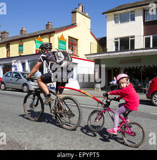 Lake Windermere, Cumbria, UK. 23. Mai 2015. Auf & rund um Lake Windermere klaren blauen Himmel & Sonne Bank Holiday Wochenende bringt die Touristen in Gewalt Vater & Tochter genießen Radtour durch Dorf Credit: Gordon Shoosmith/Alamy Live News Stockfoto