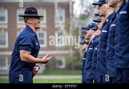 US Coast Guard Company Kommandanten aus Training Center Cape May Bohren Sie zweiter Klasse Kadetten an der U.S. Coast Guard Academy in New London, CT. 11. Mai 2015 Stockfoto