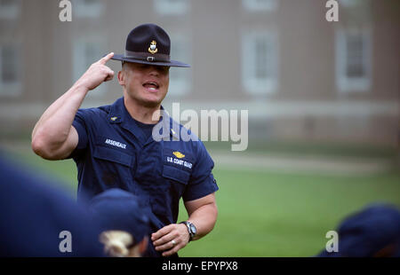 US Coast Guard Company Kommandanten aus Training Center Cape May Bohren Sie zweiter Klasse Kadetten an der U.S. Coast Guard Academy in New London, CT. 11. Mai 2015 Stockfoto