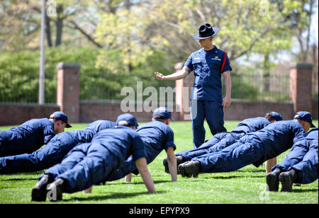US Coast Guard Company Kommandanten aus Training Center Cape May Bohren Sie zweiter Klasse Kadetten an der U.S. Coast Guard Academy in New London, CT. 13. Mai 2014 Stockfoto