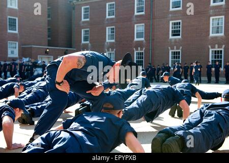 US Coast Guard Company Kommandanten aus Training Center Cape May Bohren Sie zweiter Klasse Kadetten an der U.S. Coast Guard Academy in New London, CT. 13. Mai 2013 Stockfoto