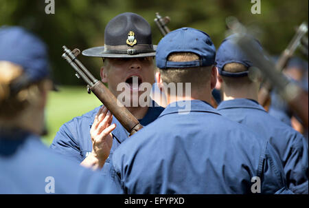 US Coast Guard Company Kommandanten aus Training Center Cape May Bohren Sie zweiter Klasse Kadetten an der U.S. Coast Guard Academy in New London, CT. 11. Mai 2015 Stockfoto