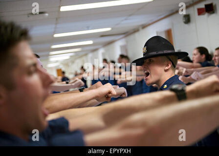 US Coast Guard Company Kommandanten aus Training Center Cape May Bohren Sie zweiter Klasse Kadetten an der U.S. Coast Guard Academy in New London, CT. 12. Mai 2015 Stockfoto