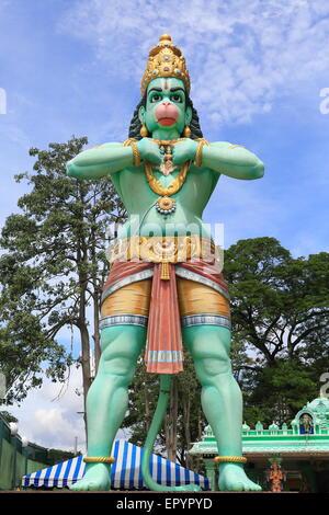 Lord Hanuman in den Batu Höhlen Kuala Lumpur Malaysia. detaillierte Statue gesetzt vor blauem Himmel. Stockfoto