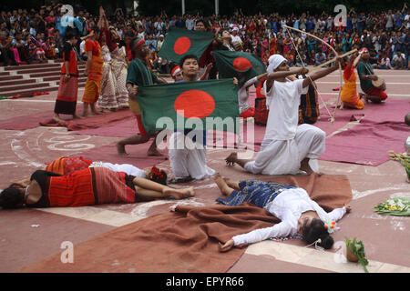 Bangladeshi indigener Völker führen einen traditionellen Tanz anlässlich der Welttag für indigene Völker an die zentrale Shaheed Minar Stockfoto