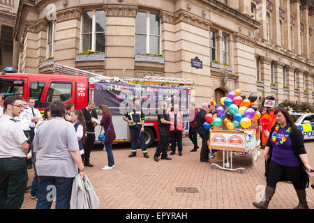 Victoria Square Birmingham UK.23rd Mai 2015. Birmingham-Gay-Pride März. Feuerwehrauto und Feuerwehrmänner aus den West Midlands Feuerwehr, zweifellos immer ein paar Temperaturen steigen heute. Bildnachweis: Chris Gibson/Alamy Live-Nachrichten. Stockfoto