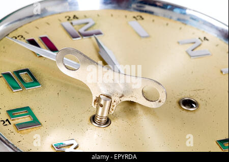 Goldene Uhr zeigt fast 12, isoliert Stockfoto