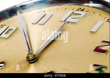 Goldene Uhr zeigt fast 12, isoliert Stockfoto