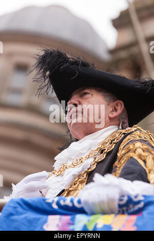 Victoria Square Birmingham UK.23rd Mai 2015. Birmingham-Gay-Pride März. Der neue Lord Bürgermeister von Birmingham Ray Hassall Erhebungen die Massen vom oberen Rand der offenen Bus.   Bildnachweis: Chris Gibson/Alamy Live-Nachrichten. Stockfoto