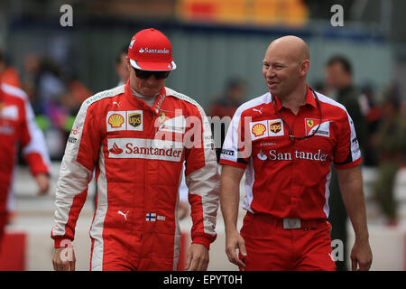 Monte Carlo, Monaco. 23. Mai 2015. Monaco F1 Grand Prix. Qualifikationstag. Scuderia Ferrari-Fahrer Kimi Räikkönen entlang der Monaco-Boxengasse Credit Spaziergänge: Action Plus Sport/Alamy Live News Stockfoto