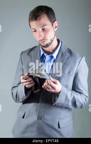 Porträt von schönen jungen Mann halten leere Brieftasche Stockfoto