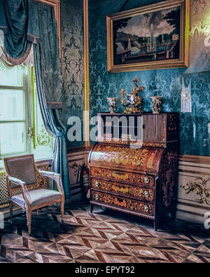 St. Petersburg, Russland. 15. Juni 1989. Eine Ecke in der reich verzierten Französisch inspiriert blaue Rezeption Zimmer von Peter der großen Peterhofer Palast. St. Petersburg bekanntesten und beliebtesten Besucherattraktionen, Schloss und Park in Peterhof (Peterhof), oft als "russische Versailles'', gehören zum UNESCO-Weltkulturerbe. © Arnold Drapkin/ZUMA Draht/Alamy Live-Nachrichten Stockfoto