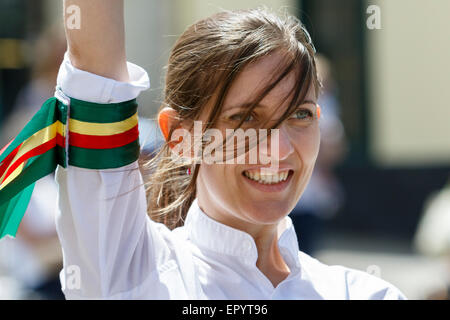 CHIPPENHAM, Wiltshire, UK, 23. Mai 2015. Eine Tänzerin Morris ist abgebildet unterhalten das Publikum am Eröffnungstag des 2015 Chippenham folk Festivals. Bildnachweis: Lynchpics/Alamy Live-Nachrichten Stockfoto