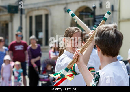 CHIPPENHAM, Wiltshire, UK, 23. Mai 2015. Morris Tänzer sind abgebildet unterhalten das Publikum am Eröffnungstag des 2015 Chippenham folk Festivals. Bildnachweis: Lynchpics/Alamy Live-Nachrichten Stockfoto