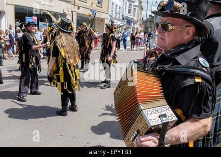 CHIPPENHAM, Wiltshire, UK, 23. Mai 2015. Mitglieder der Wreckers Border Morris aus Cornwall sind abgebildet unterhalten das Publikum am Eröffnungstag des 2015 Chippenham folk Festivals. Bildnachweis: Lynchpics/Alamy Live-Nachrichten Stockfoto