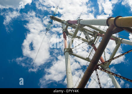 Detail des Strommastes gegen blauen Wolkenhimmel. Stockfoto