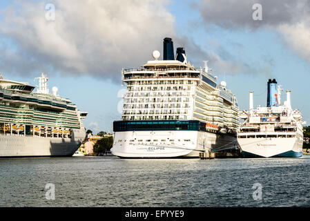 MS-Thompson Feier, Celebrity Eclipse, königlichen karibischen Juwel der Meere, Hafen von Saint John's, Antigua Stockfoto