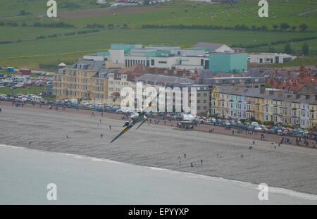 Llandudno, North Wales, UK. 23. Mai 2015. Die Llandudno Air Show mit Displays einschließlich alte Buckers, Gloster Meteor, Avro Anson, Catalina, Mustang, Lancaster, Strikemaster, Hurrikan, Spitfire und der Royal Air Force Red Arrows. © Robert Eames/Alamy Live News 2015 Air Show über Llandududno Stadt Jungmann Display Tee Credit: Robert Eames Alamy Live News Stockfoto