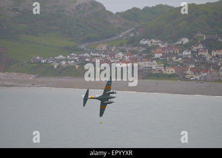 Llandudno, North Wales, UK. 23. Mai 2015. Die Llandudno Air Show mit Displays einschließlich alte Buckers, Gloster Meteor, Avro Anson, Catalina, Mustang, Lancaster, Strikemaster, Hurrikan, Spitfire und der Royal Air Force Red Arrows. © Robert Eames/Alamy Live News 2015 Air Show über Llandududno Stadt Jungmann Display Tee Credit: Robert Eames Alamy Live News Stockfoto