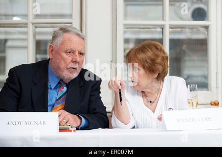 Terry Waite und Wendy Cope an literarischen Oldie Mittagessen 19.05.15 Stockfoto