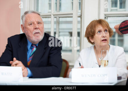 Terry Waite und Wendy Cope an literarischen Oldie Mittagessen 19.05.15 Stockfoto