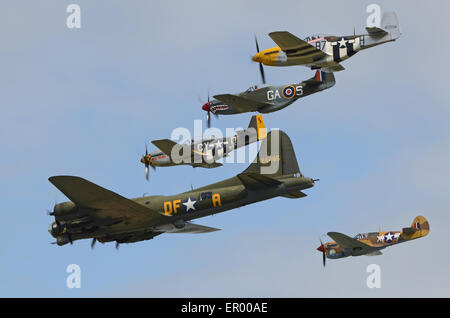 Die Bildung von Flugzeugen des Zweiten Weltkriegs. Sally B B-17, P-51 Mustangs und P-40 Stockfoto