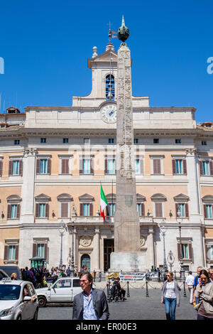 Piazza di Monte Citorio und Palazzo Montecitorio und ägyptischen Obelisk, Rom, Italien Stockfoto