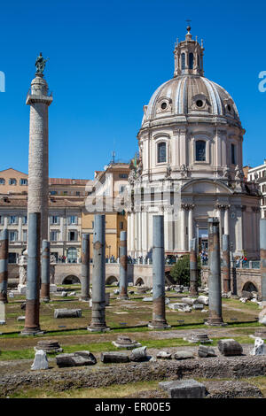 Römische Basilika Ulpia Trajan Spalte und Heilige Maria Kirche, Rom, Italien Stockfoto